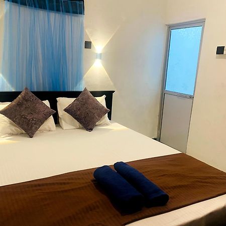 Fly Infinity - Home Stay Kandy Buitenkant foto