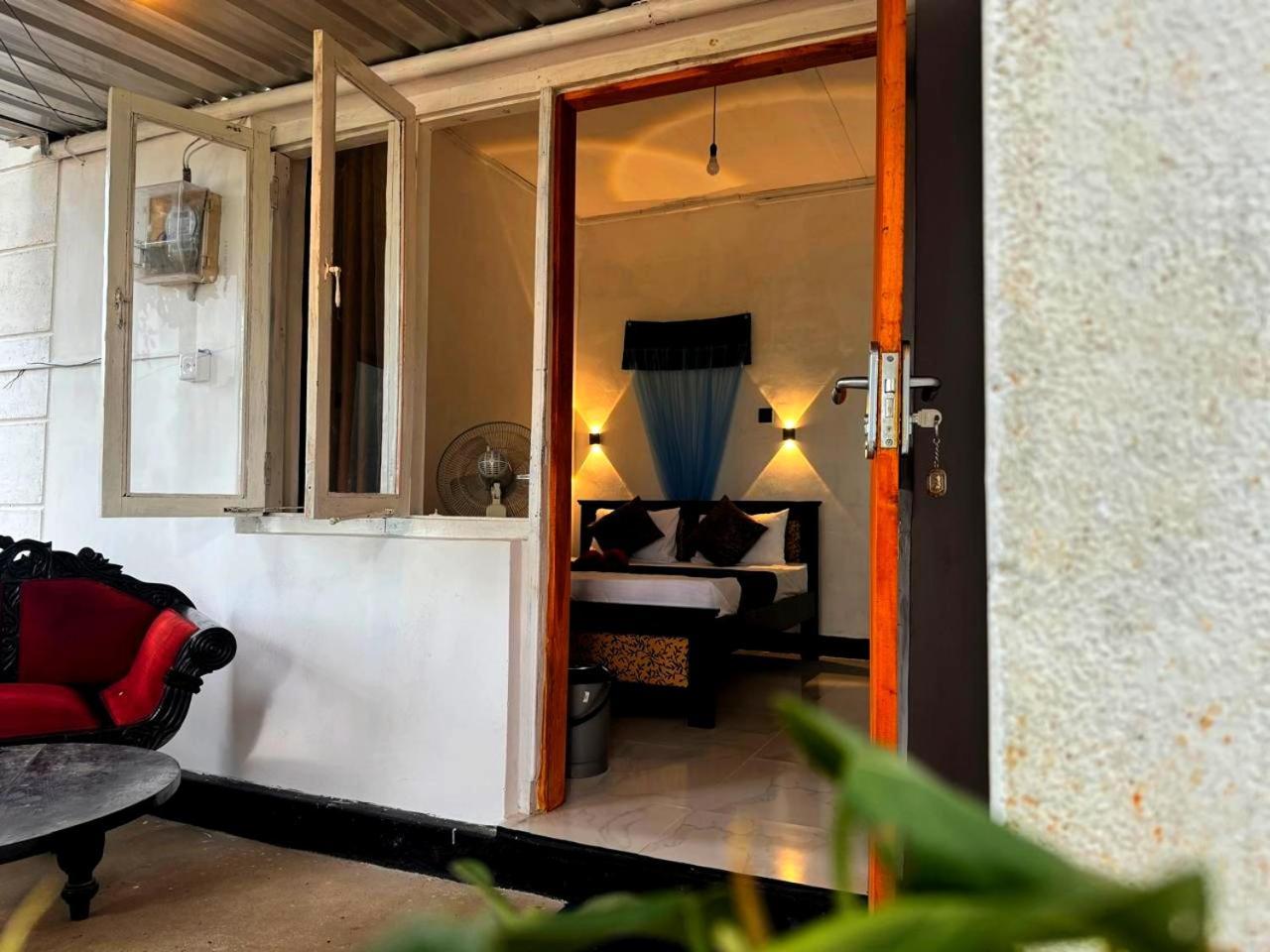 Fly Infinity - Home Stay Kandy Buitenkant foto