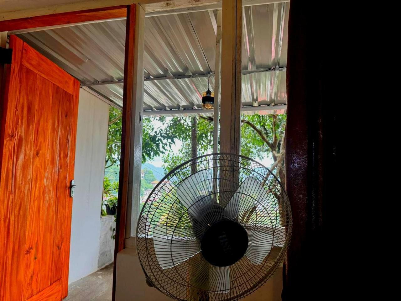 Fly Infinity - Home Stay Kandy Buitenkant foto
