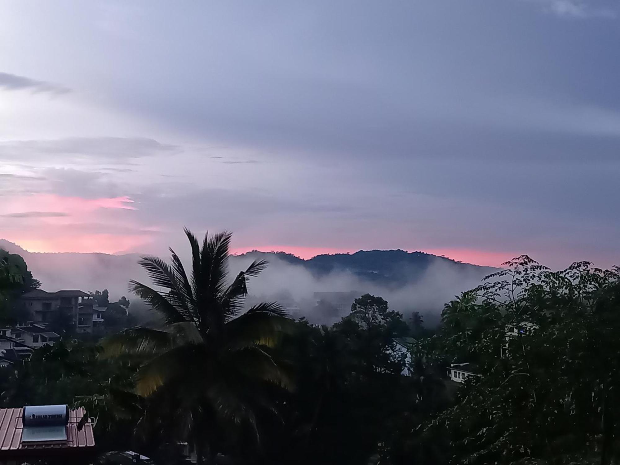 Fly Infinity - Home Stay Kandy Buitenkant foto