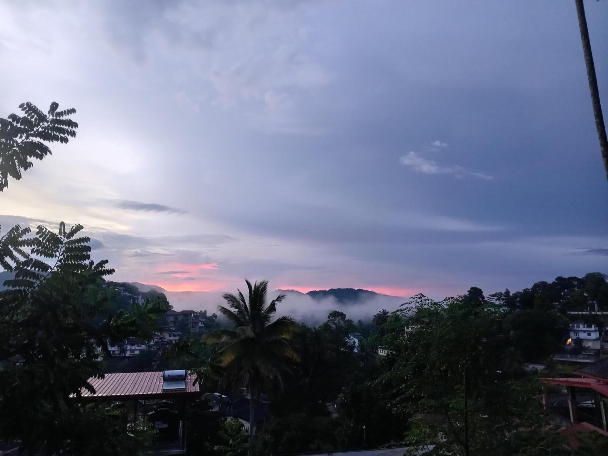 Fly Infinity - Home Stay Kandy Buitenkant foto